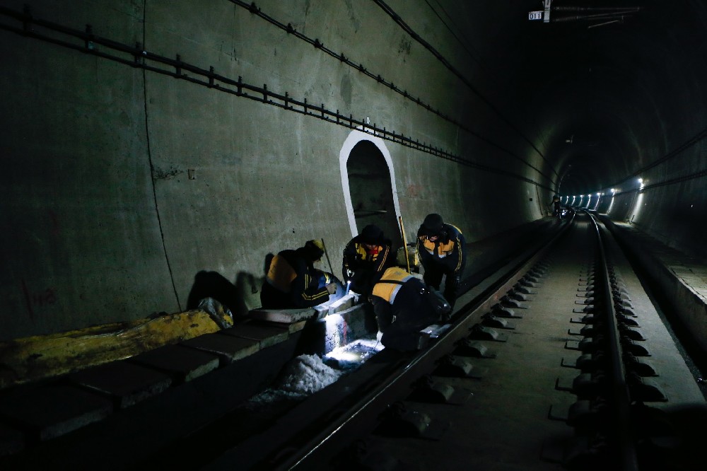 礼泉铁路运营隧道病害现状